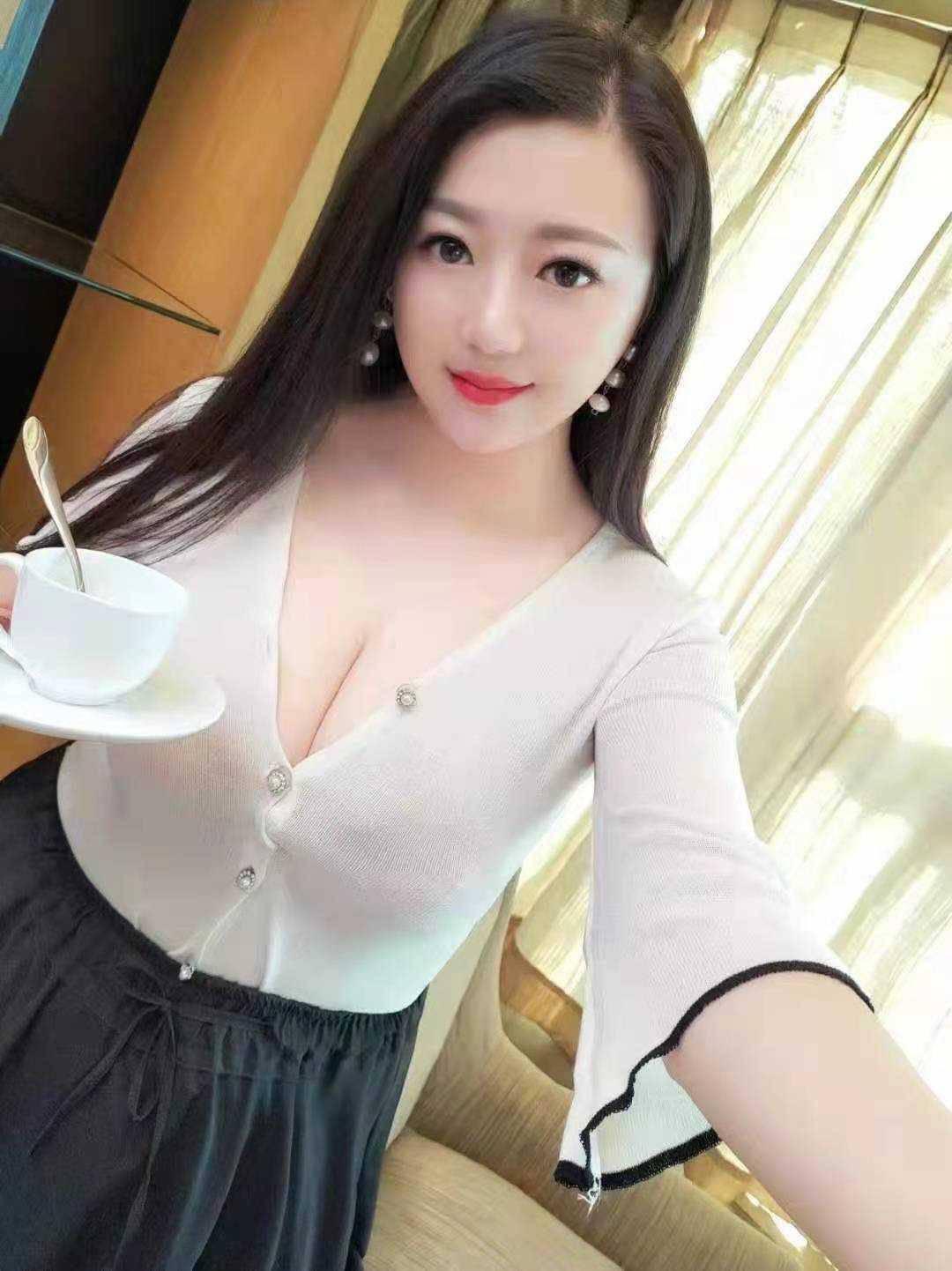 本人肤白丰满，颜值很高